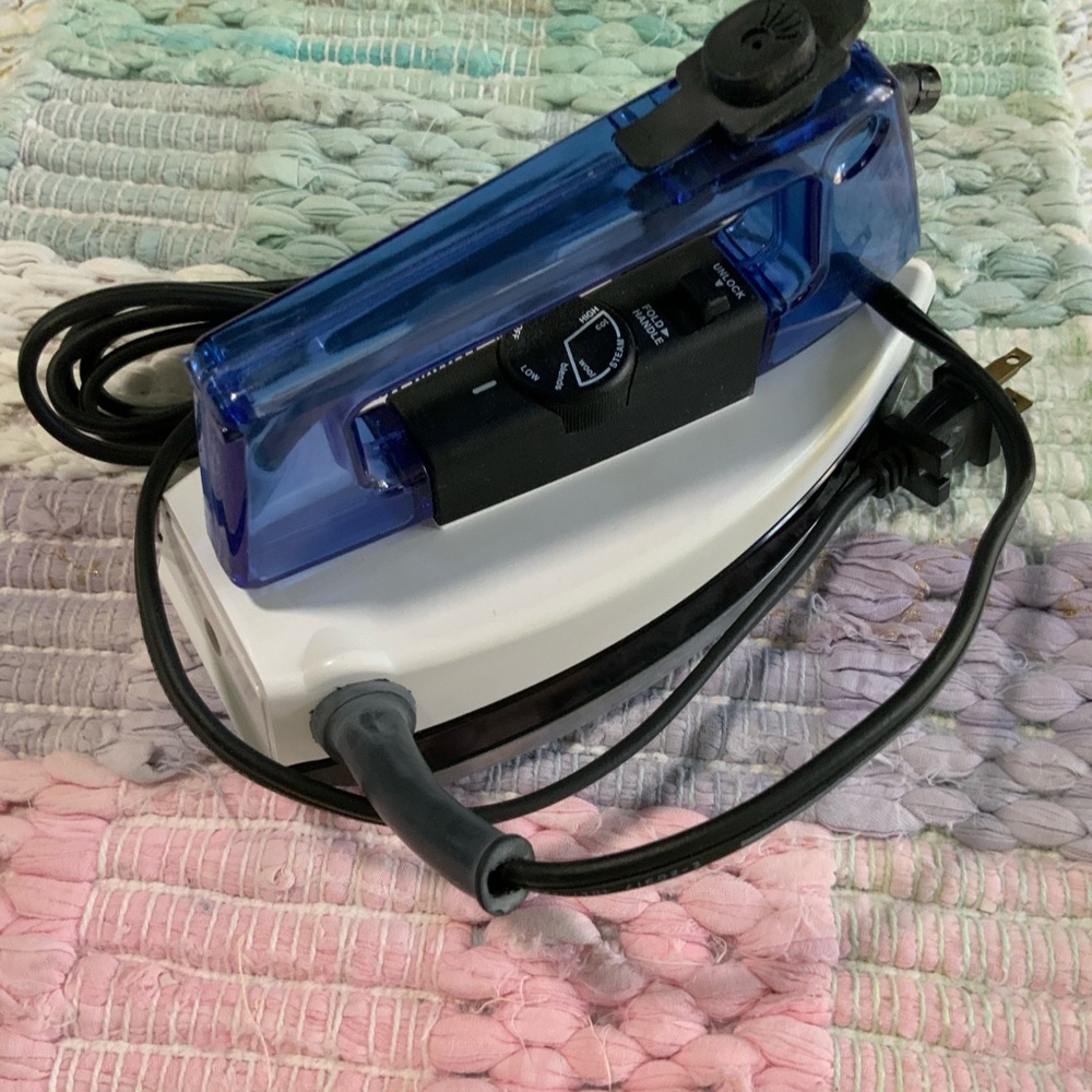 Black & Decker Travel Iron - Steam Folding Handle